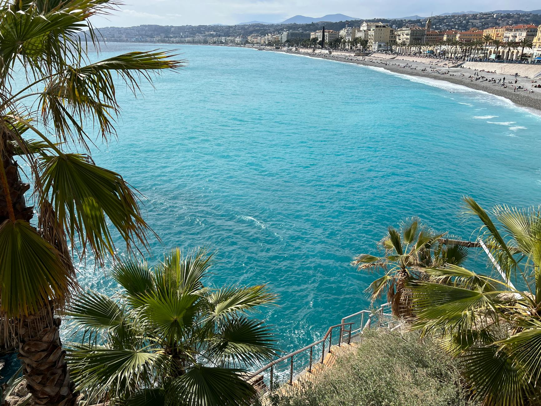 Paseo de la Croisette en Cannes con palmeras y el mar Mediterráneo