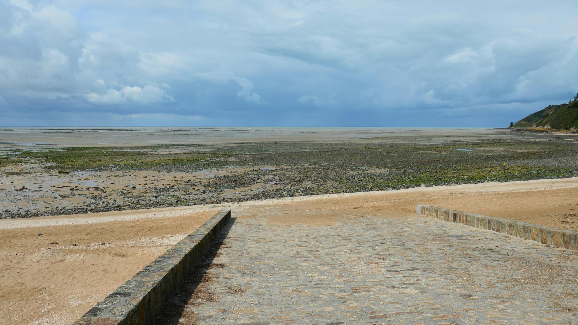 Cruces blancas del cementerio americano de Normandía frente al mar