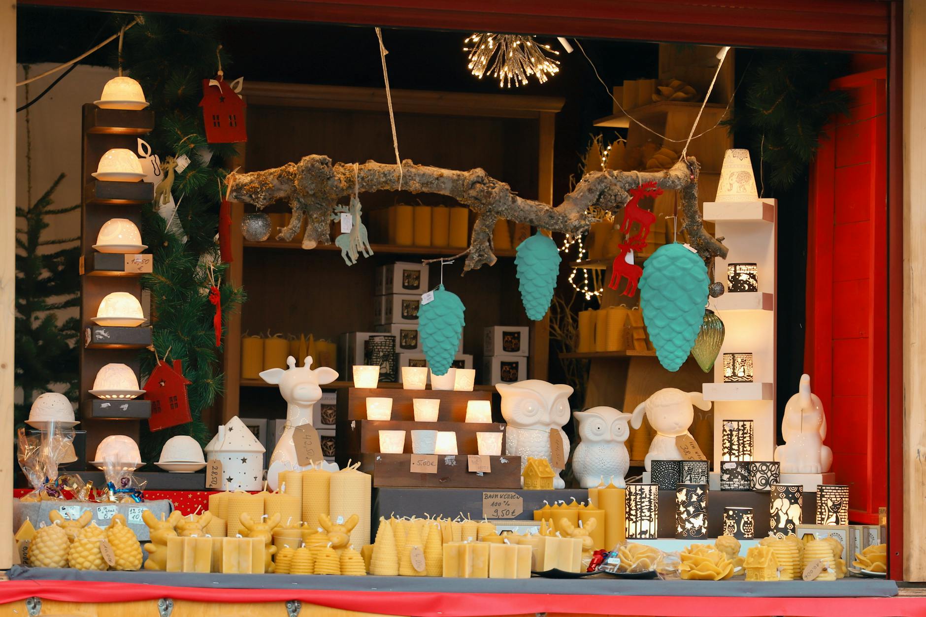 Puestos iluminados del mercado navideño de Estrasburgo al anochecer