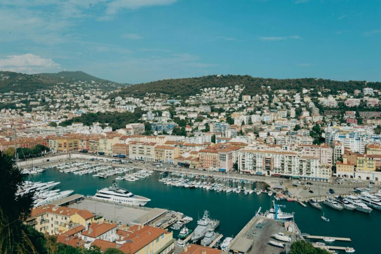 Vista del Paseo de los Ingleses de Niza con el mar Mediterráneo al fondo