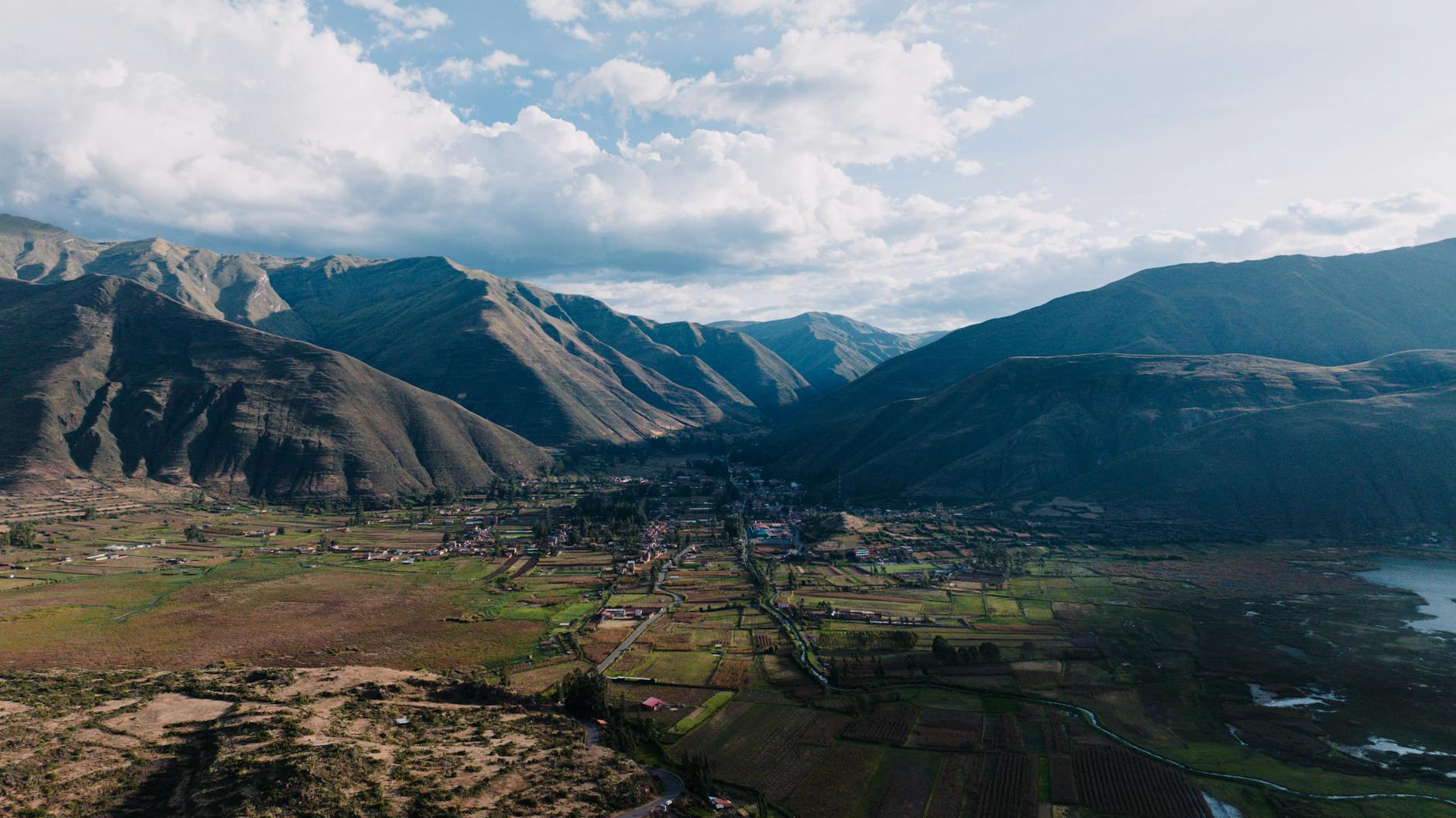 Terrazas y templos de la fortaleza inca de Ollantaytambo con montañas de fondo en el Valle Sagrado