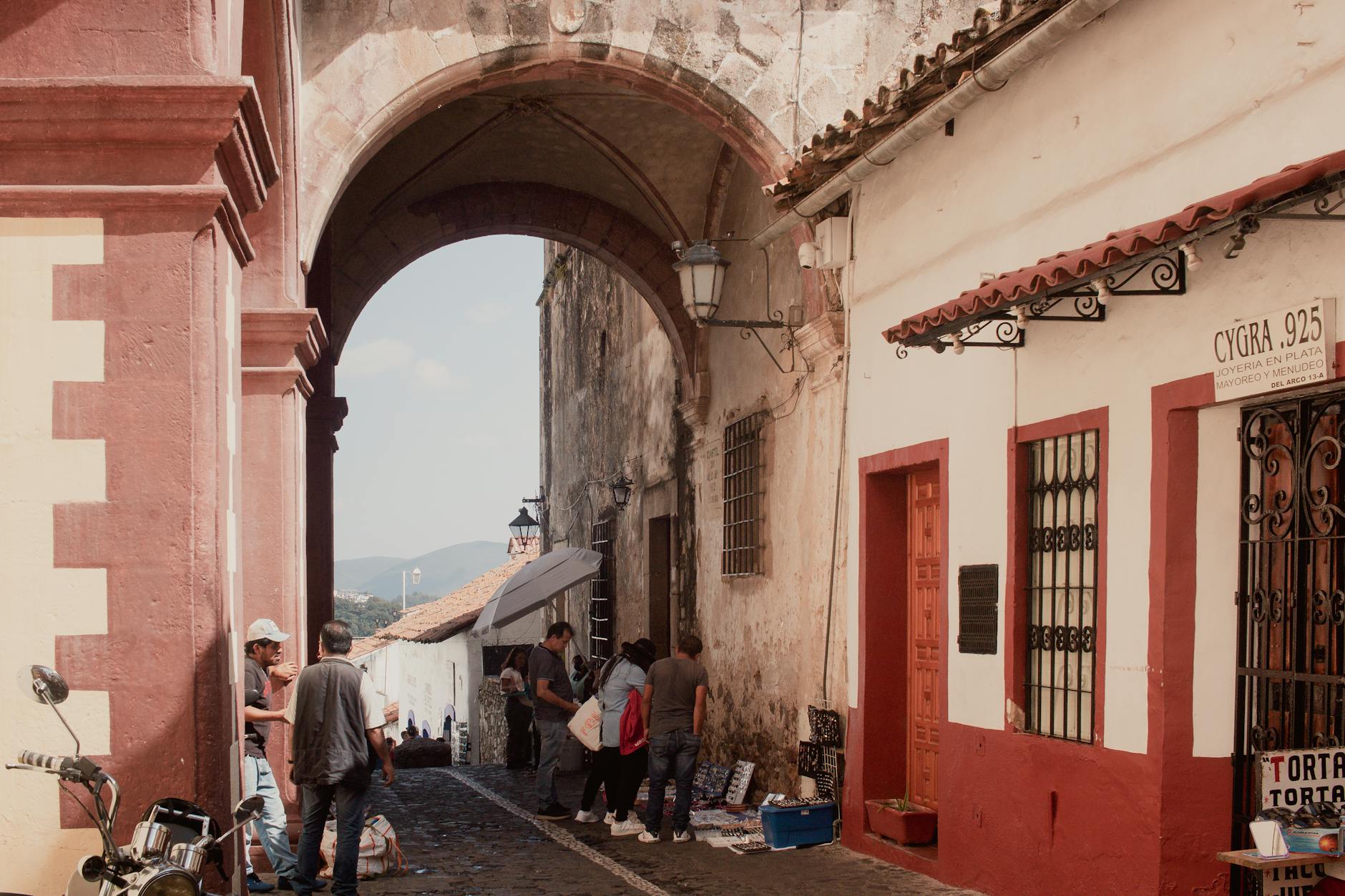 Callejuelas empedradas de Taxco llenas de tiendas de joyería de plata