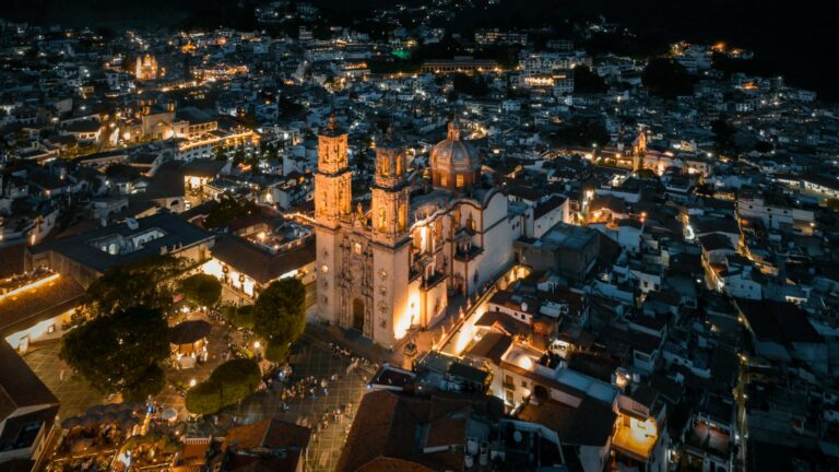 Fachada barroca de la iglesia de Santa Prisca en Taxco al atardecer