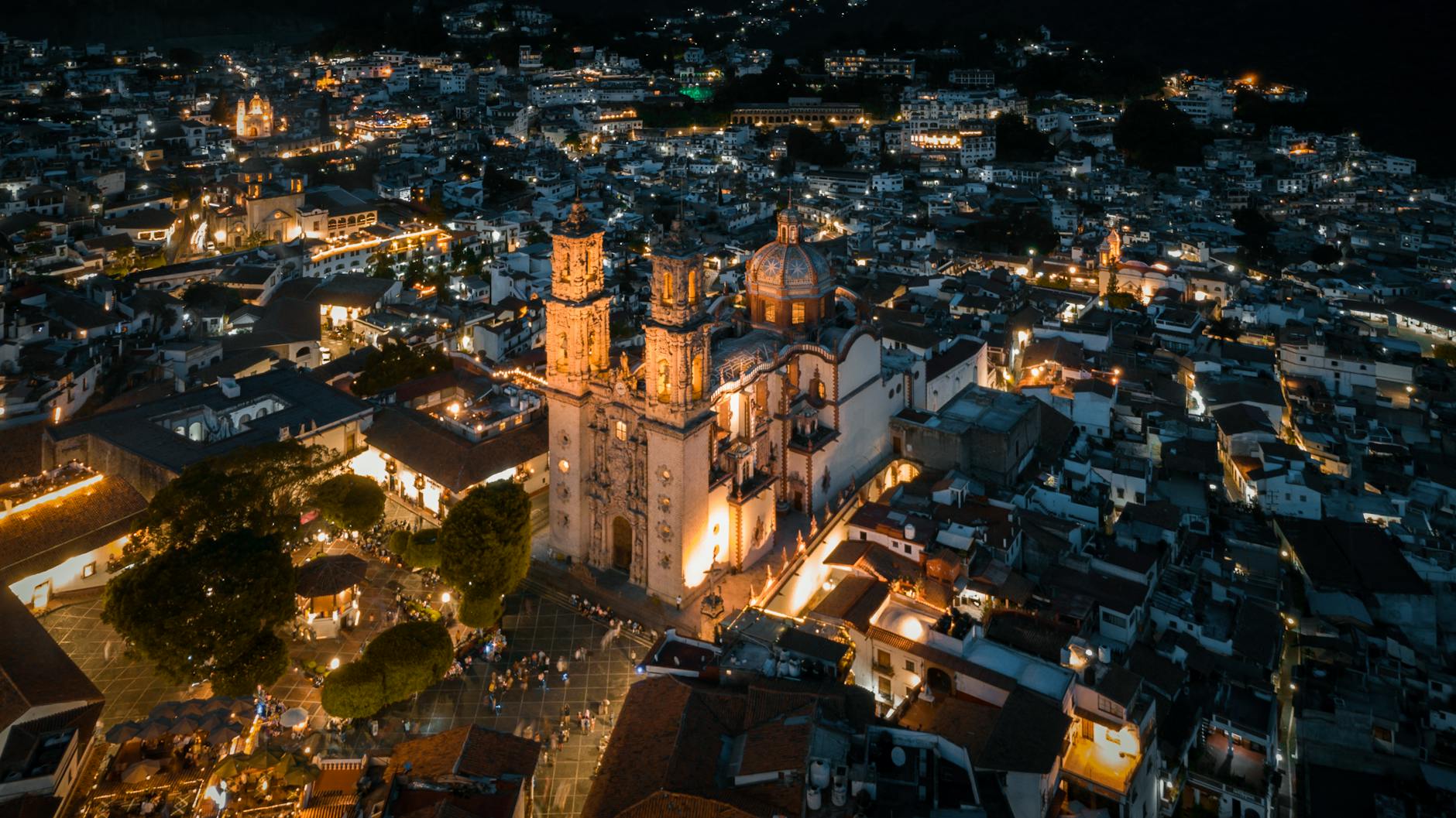 Fachada barroca de la iglesia de Santa Prisca en Taxco al atardecer