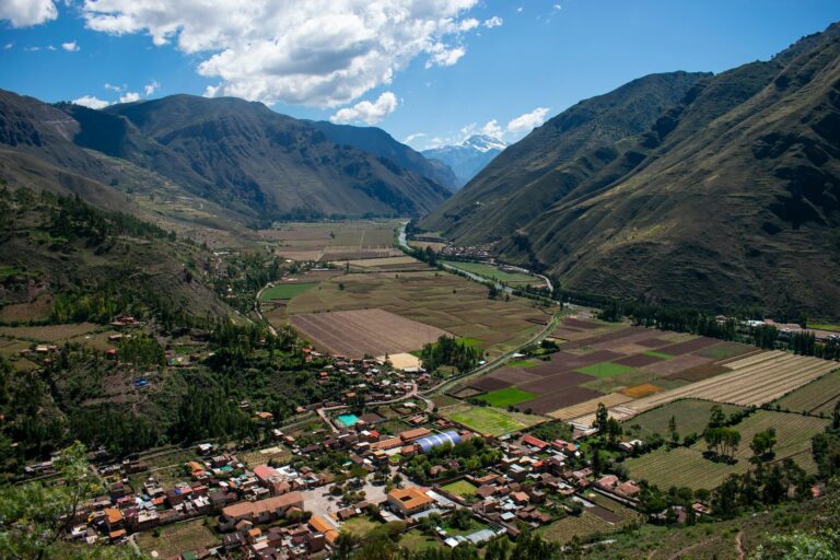 Vista panorámica del Valle Sagrado de los Incas con terrazas agrícolas y montañas andinas