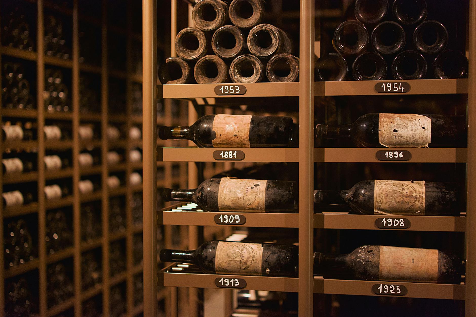 Copa de vino tinto durante una cata en bodega de La Rioja Alavesa
