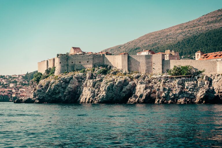 Vista aérea de las murallas medievales de Dubrovnik sobre el mar Adriático