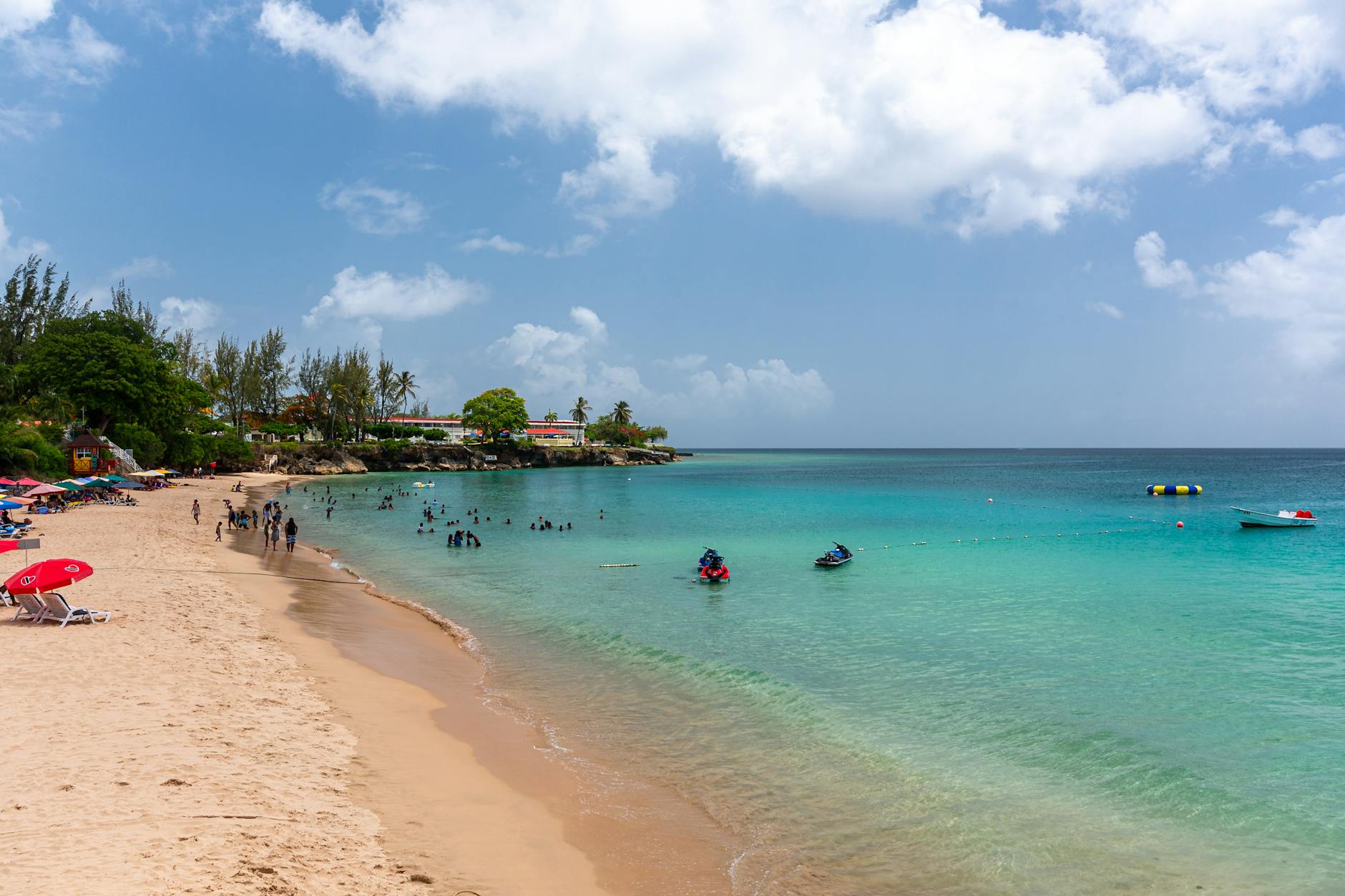 Mercado colorido con productos locales en República Dominicana