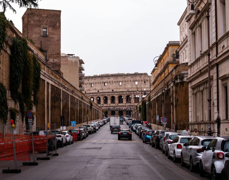 Vista del Coliseo de Roma al amanecer con luz dorada
