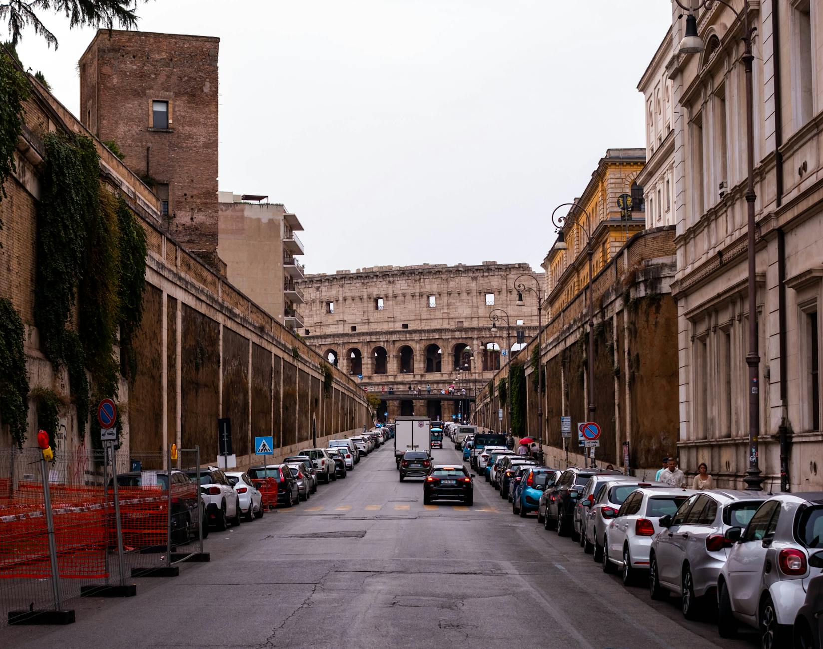 Vista del Coliseo de Roma al amanecer con luz dorada