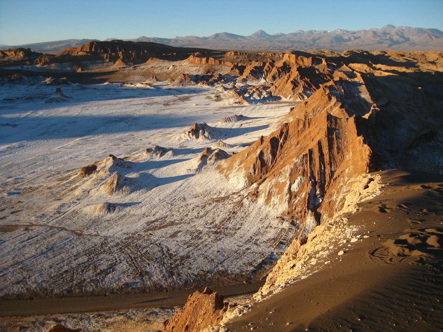 Formaciones de sal y roca en el Valle de la Luna, desierto de Atacama, Chile