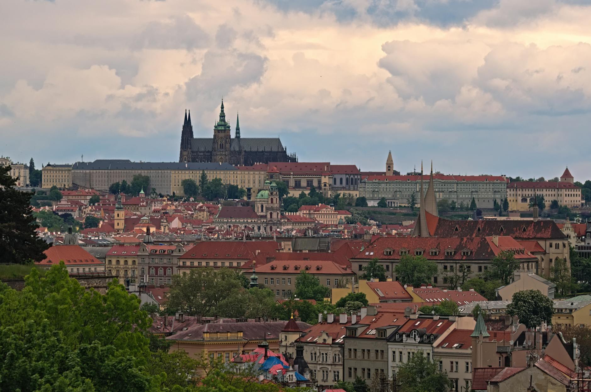 Reloj Astronómico medieval en la Plaza de la Ciudad Vieja de Praga con turistas alrededor