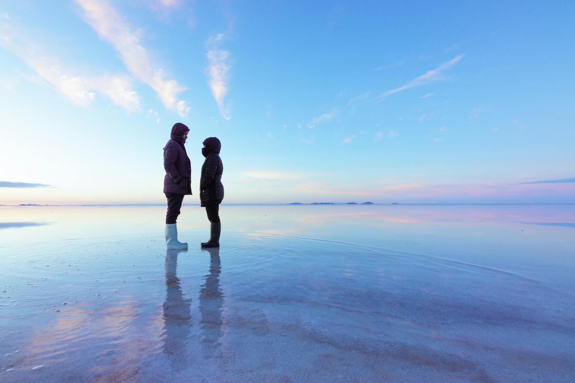 Isla Incahuasi cubierta de cactus gigantes en el centro del Salar de Uyuni