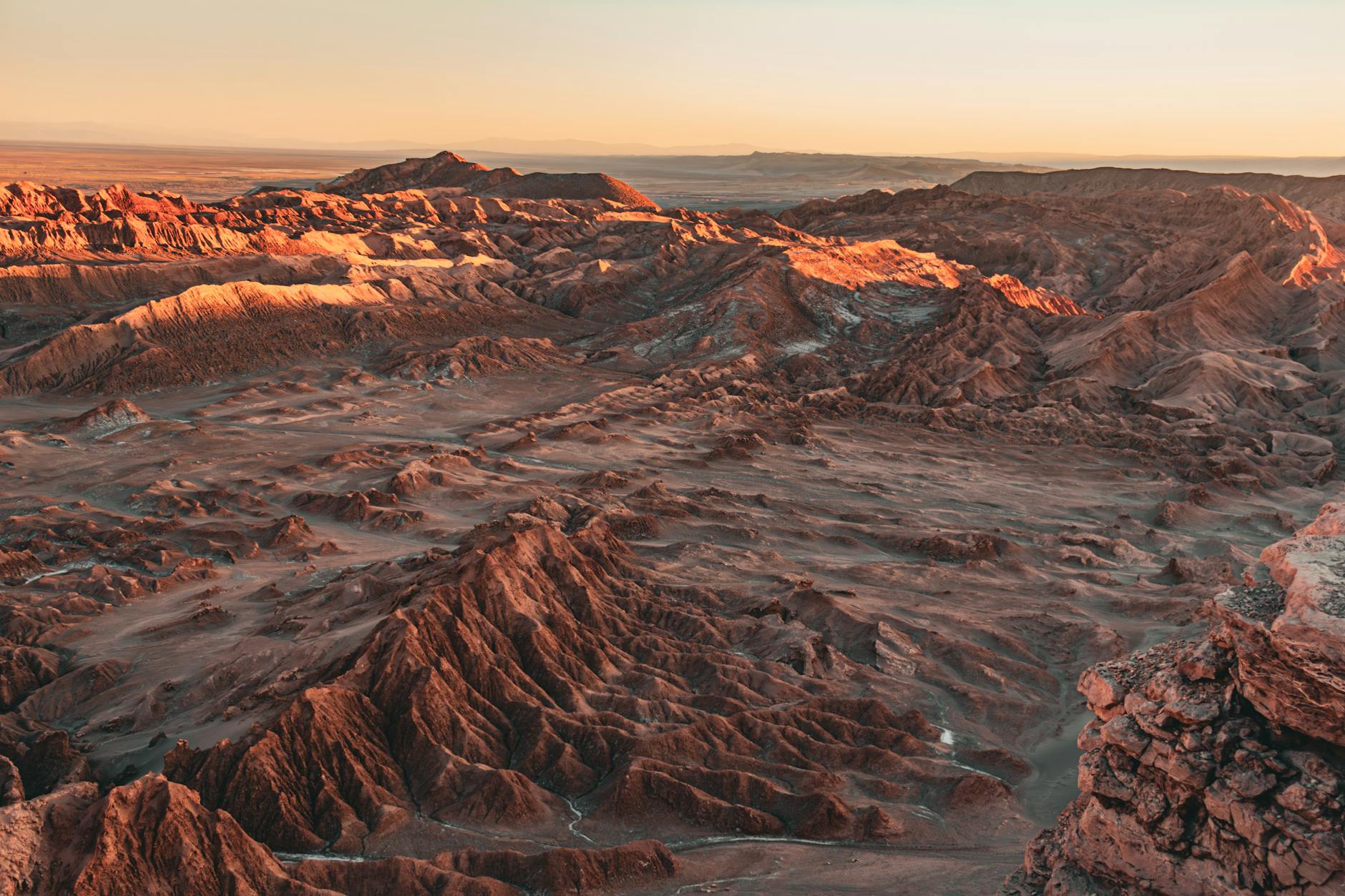 Paisaje rojizo del Valle de la Luna durante el atardecer en el desierto de Atacama, Chile
