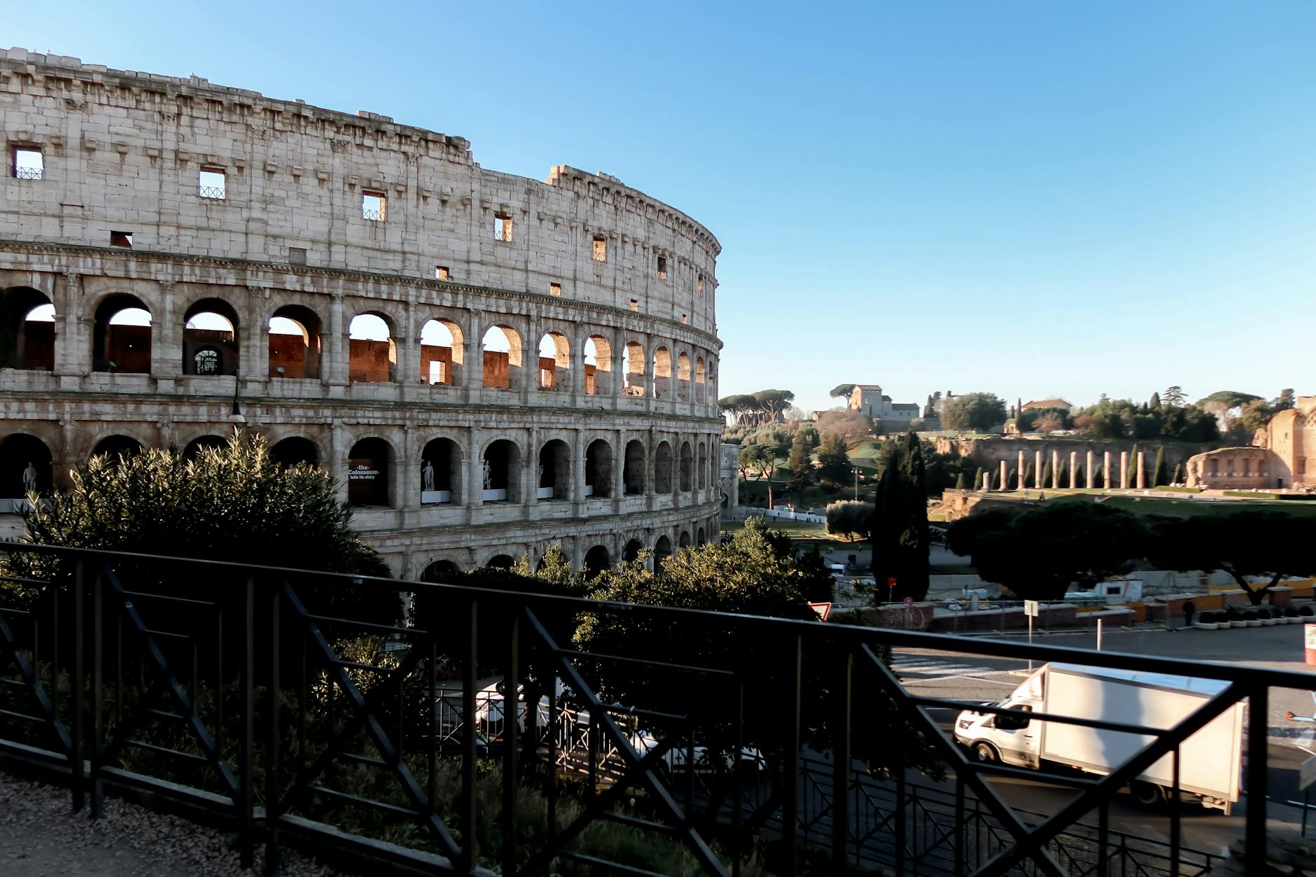 Plaza de San Pedro del Vaticano con la cúpula de Miguel Ángel al fondo