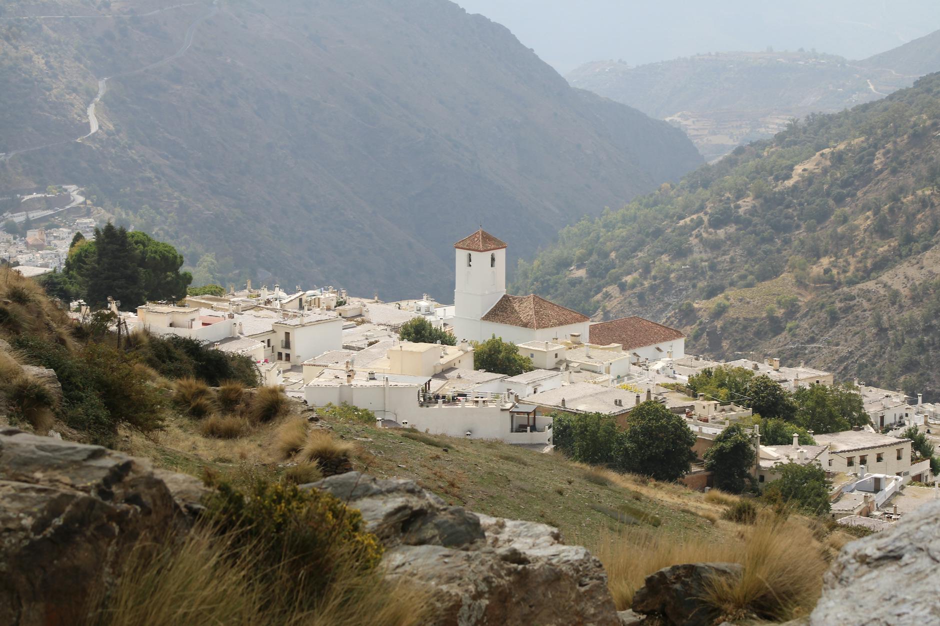 Vista panorámica de un pueblo blanco de la Alpujarra entre montañas de Sierra Nevada
