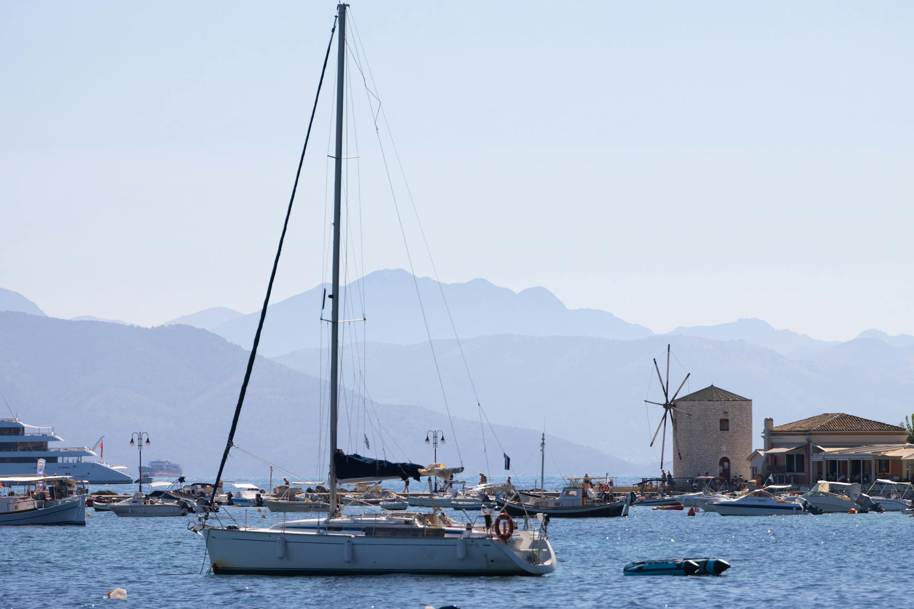 El pintoresco pueblo de Assos en la isla de Cefalonia rodeado de agua turquesa