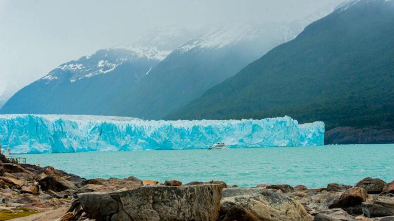 Vista panorámica del Glaciar Perito Moreno con el lago Argentino al fondo