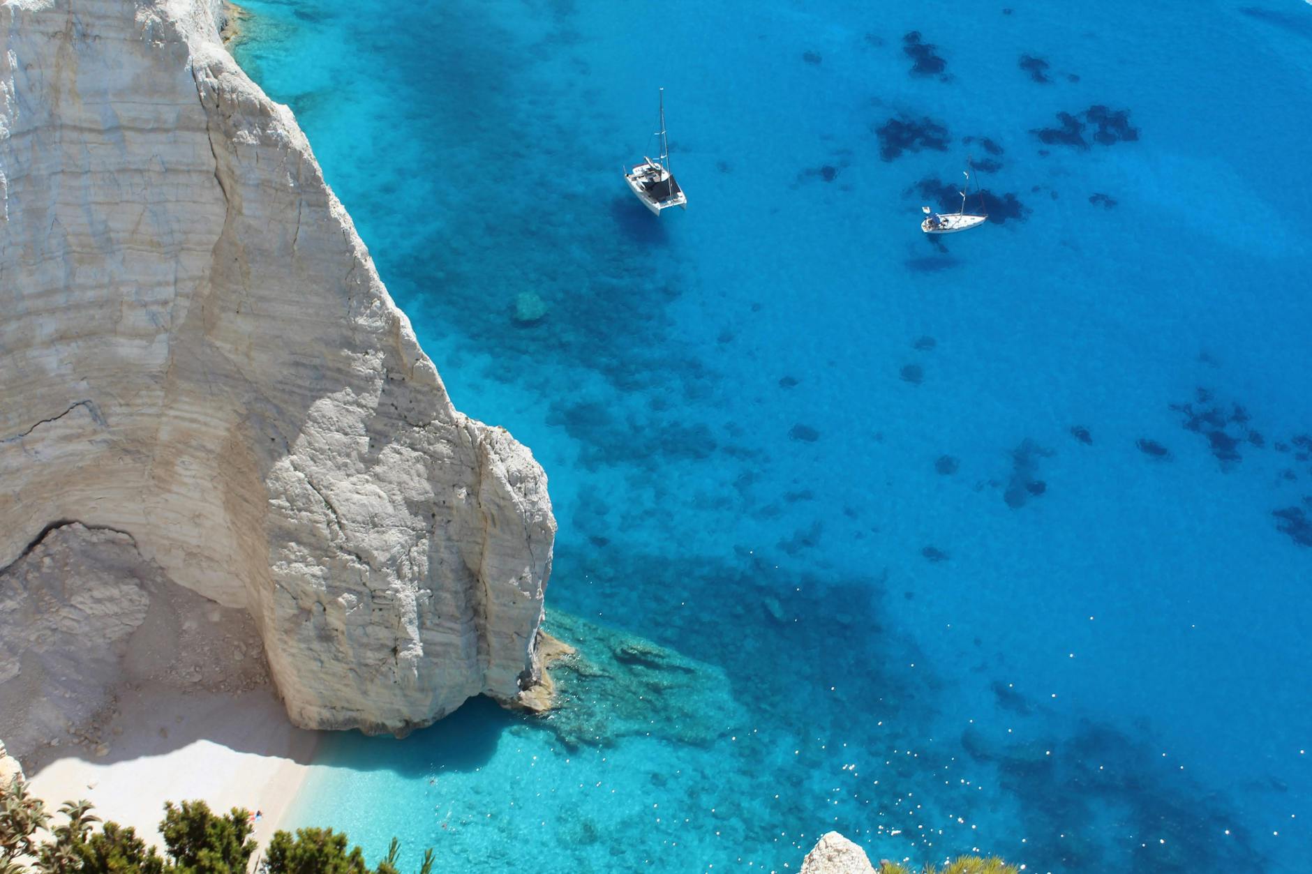 La famosa playa Navagio de Zakynthos con el barco naufragado y acantilados blancos