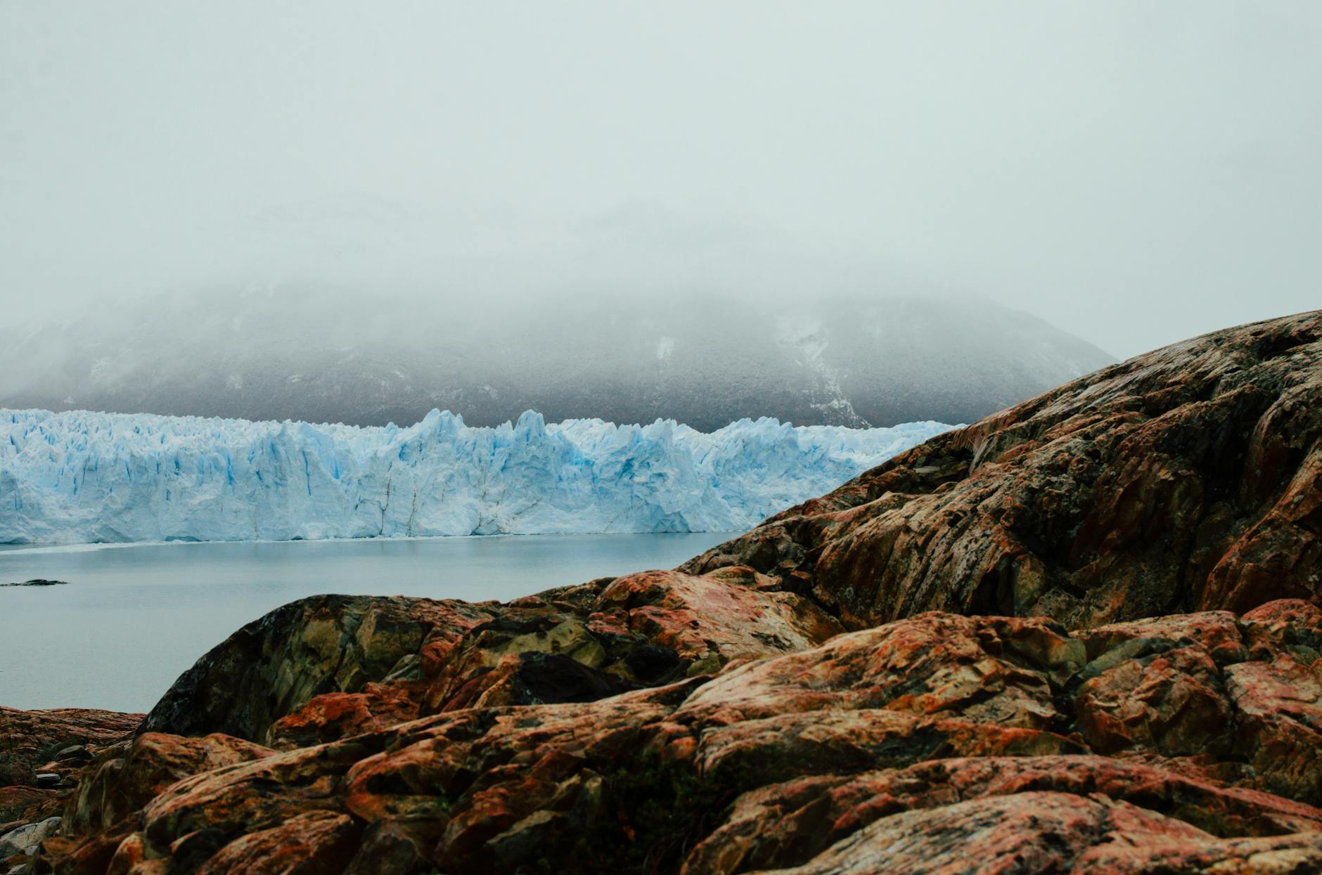 Turistas caminando con crampones sobre el hielo azul del Glaciar Perito Moreno
