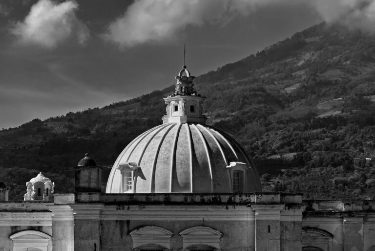 Arco de Santa Catalina con el volcán Agua al fondo en Antigua Guatemala