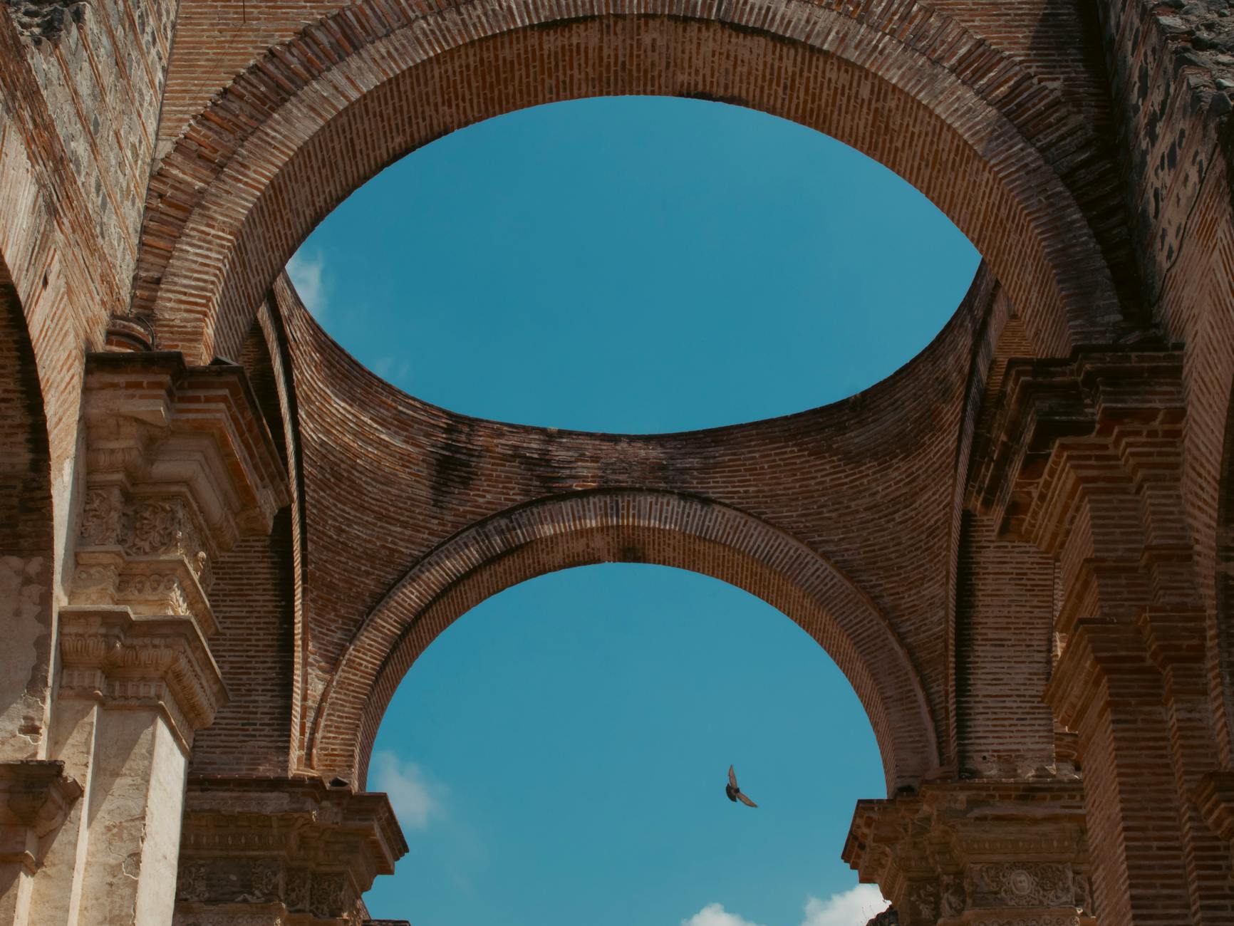 Ruinas de la Catedral de Santiago cubiertas de vegetación en Antigua Guatemala