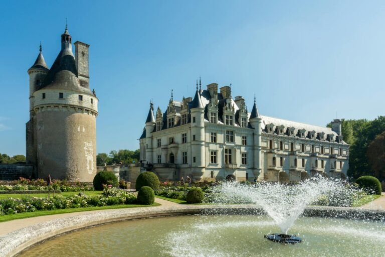 Fachada del castillo de Chambord reflejada en el agua al amanecer en el Valle del Loira