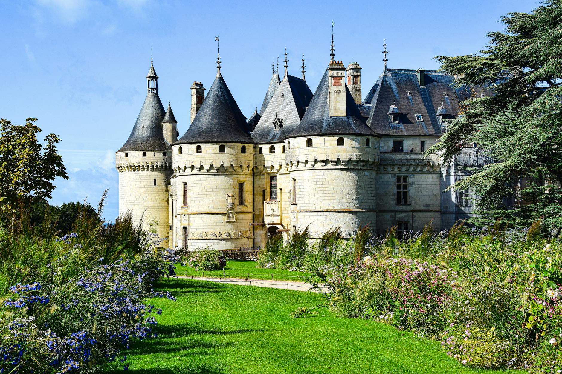 El castillo de Chenonceau extendido sobre el río Cher rodeado de jardines en flor