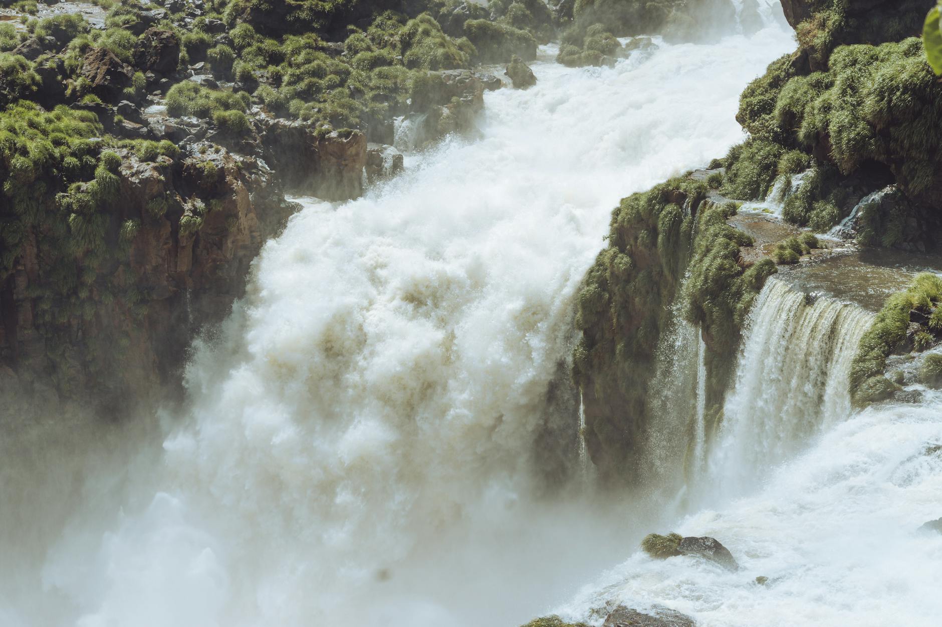 Vista panorámica de las Cataratas del Iguazú rodeadas de selva verde