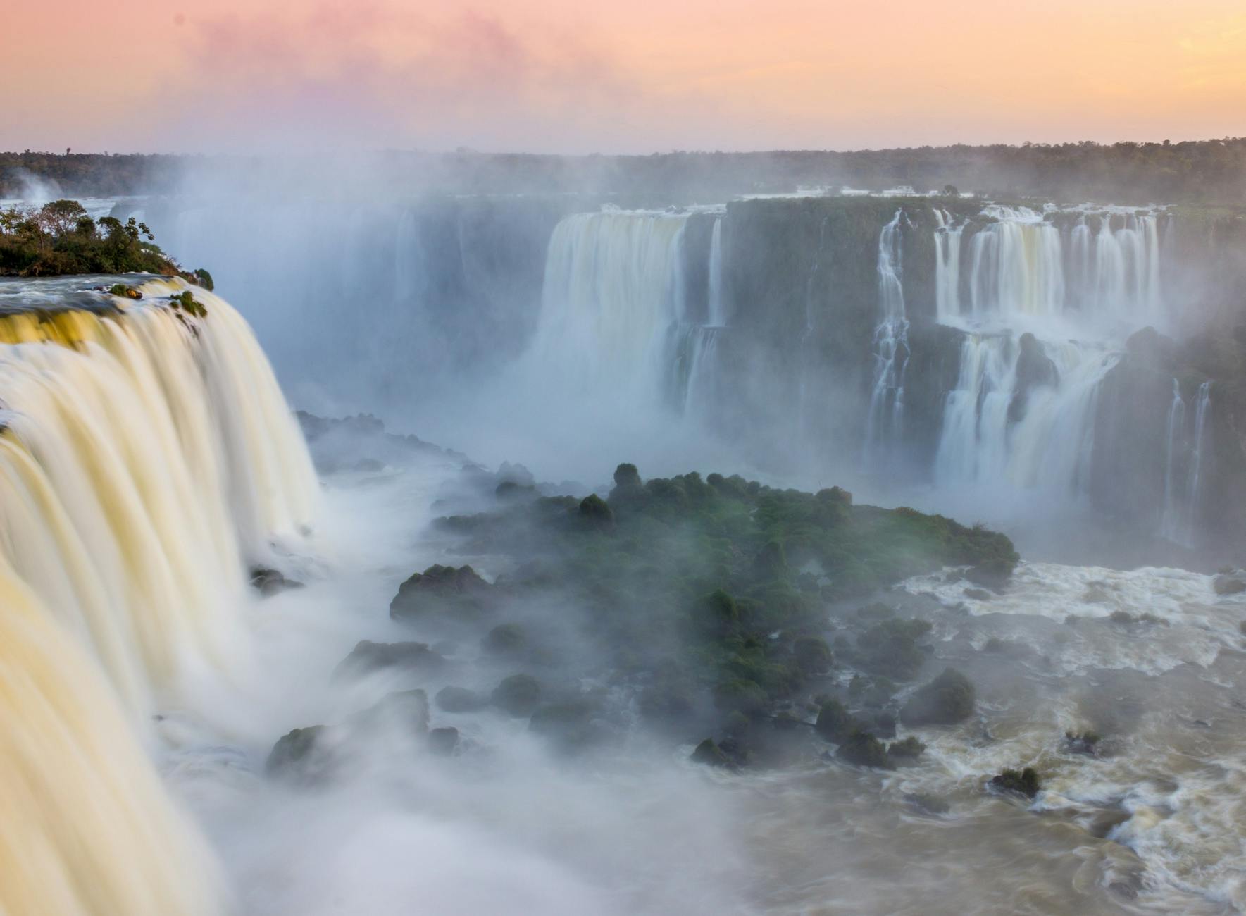 Pasarelas de madera del circuito inferior de las Cataratas del Iguazú con el agua cayendo de fondo