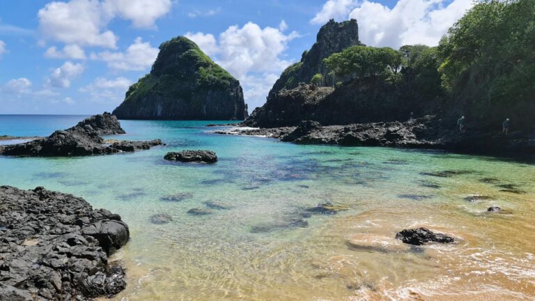 Aguas turquesas y arenas blancas de una playa de Fernando de Noronha al atardecer