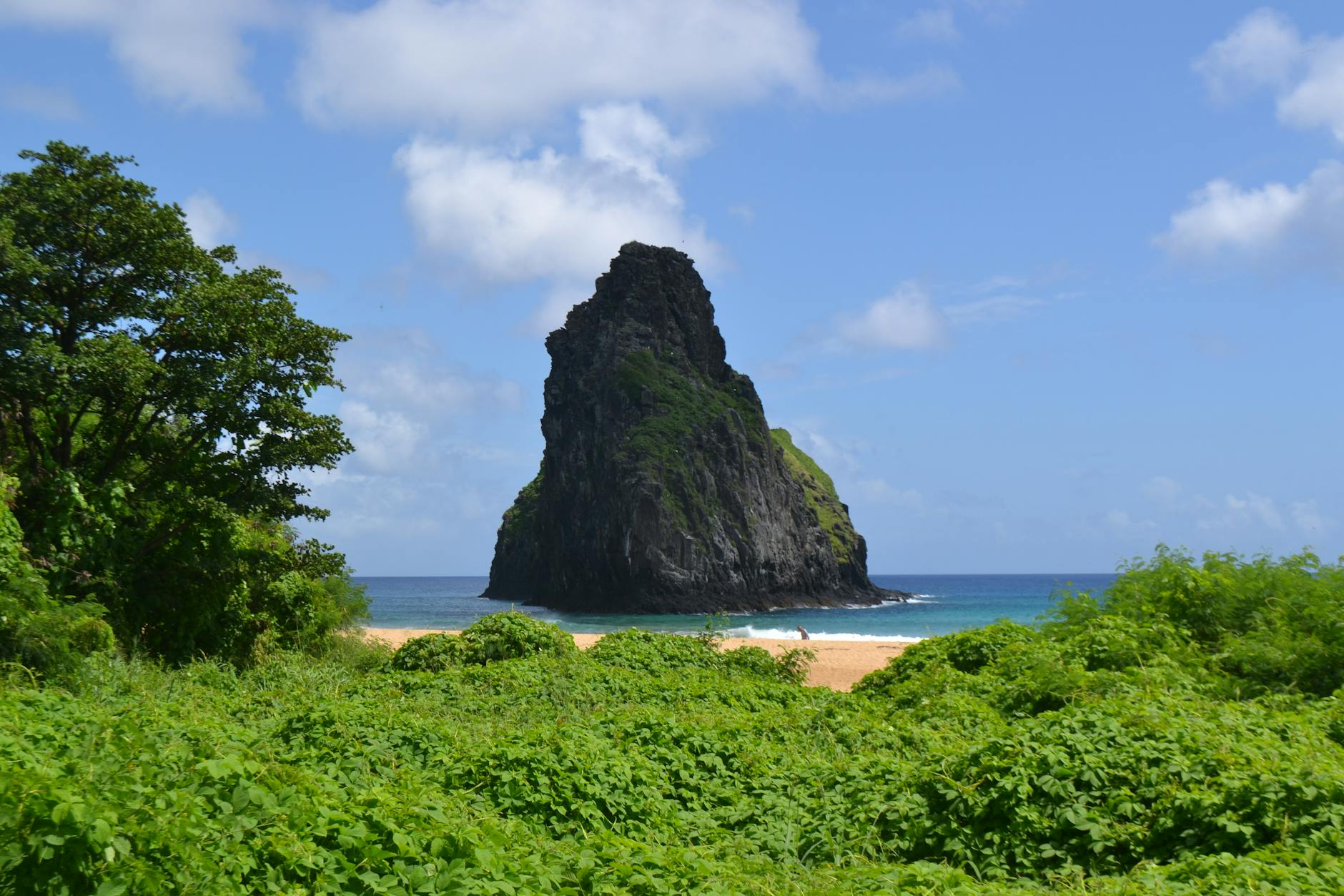 Vistas panorámicas del Morro Dois Irmãos con el mar azul de fondo en Fernando de Noronha