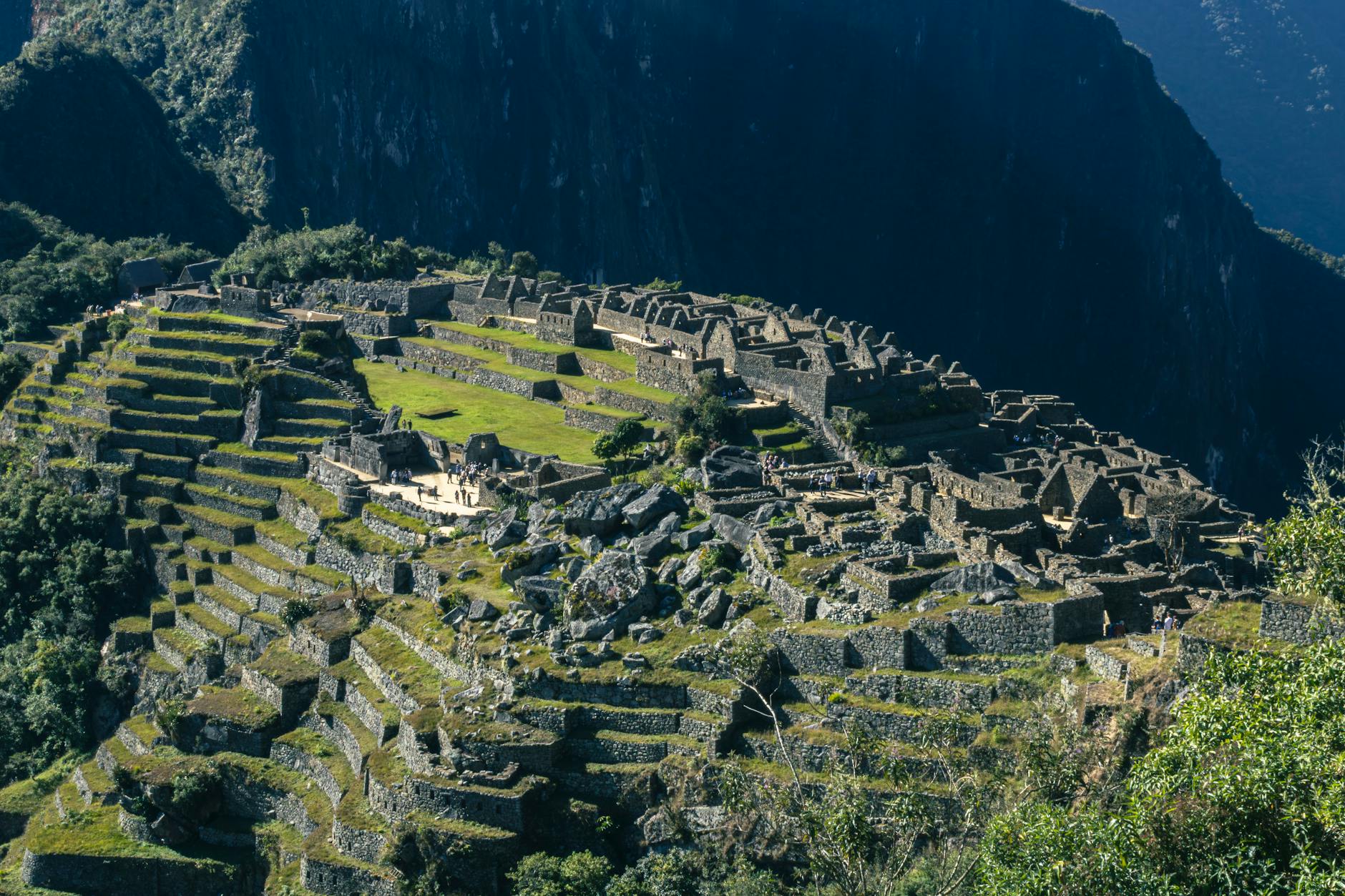 Senderistas recorriendo el Camino Inca con montañas de fondo