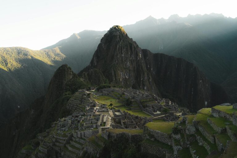 Vista panorámica de las ruinas de Machu Picchu entre nubes al amanecer