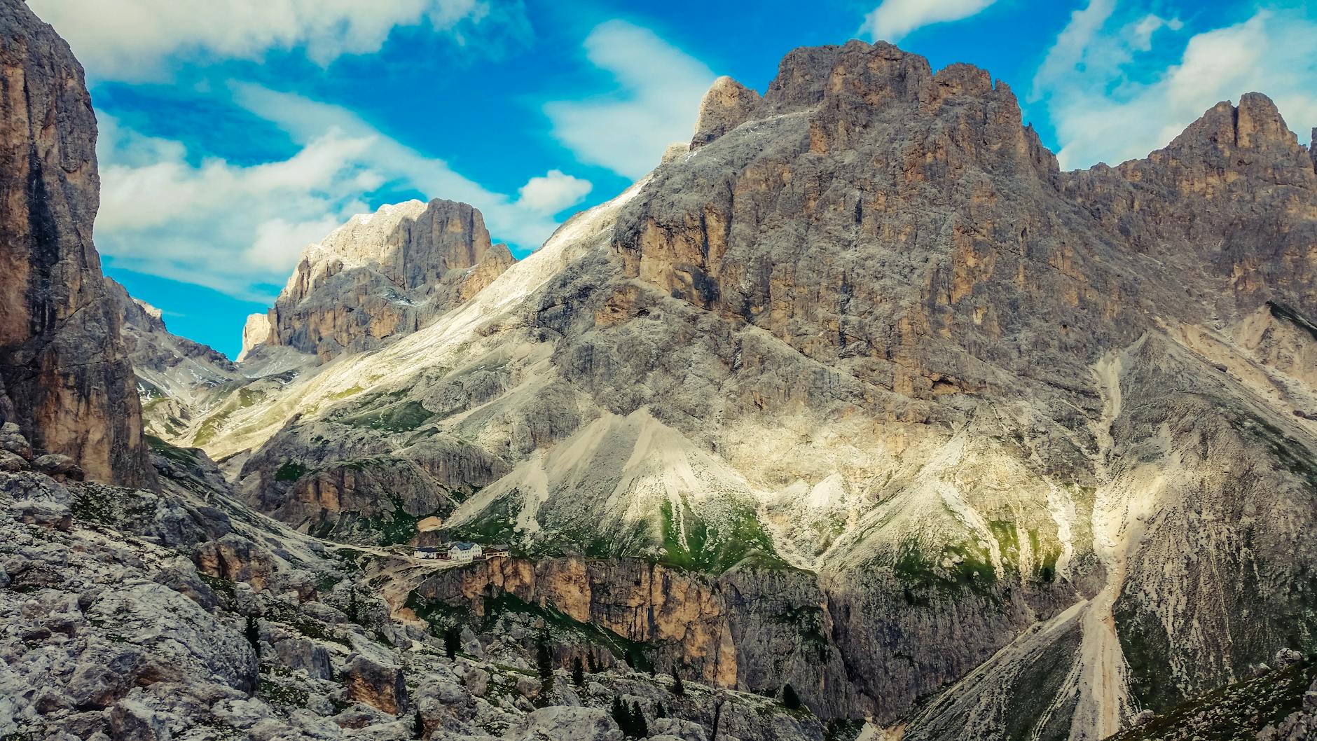 Lago di Braies con aguas turquesas rodeado de montañas en las Dolomitas
