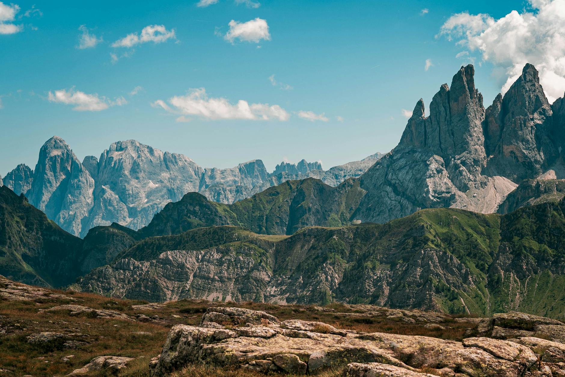 Refugio alpino con vistas a las Dolomitas durante el atardecer