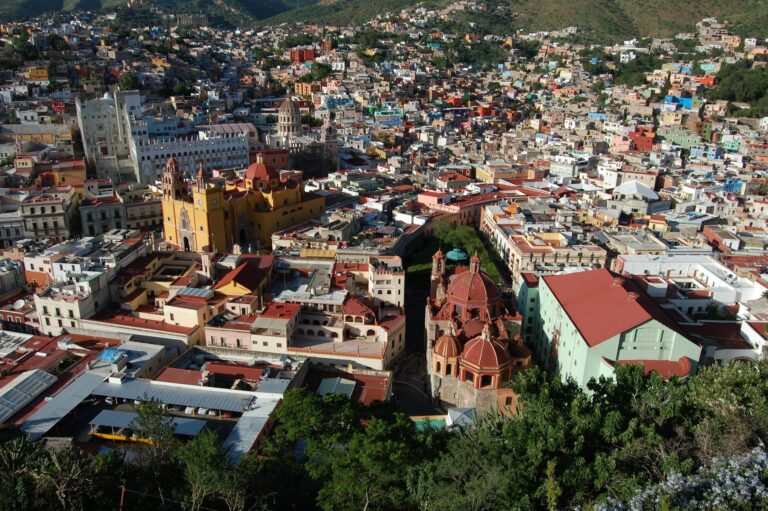 Callejones llenos de color en el centro histórico de Guanajuato, México