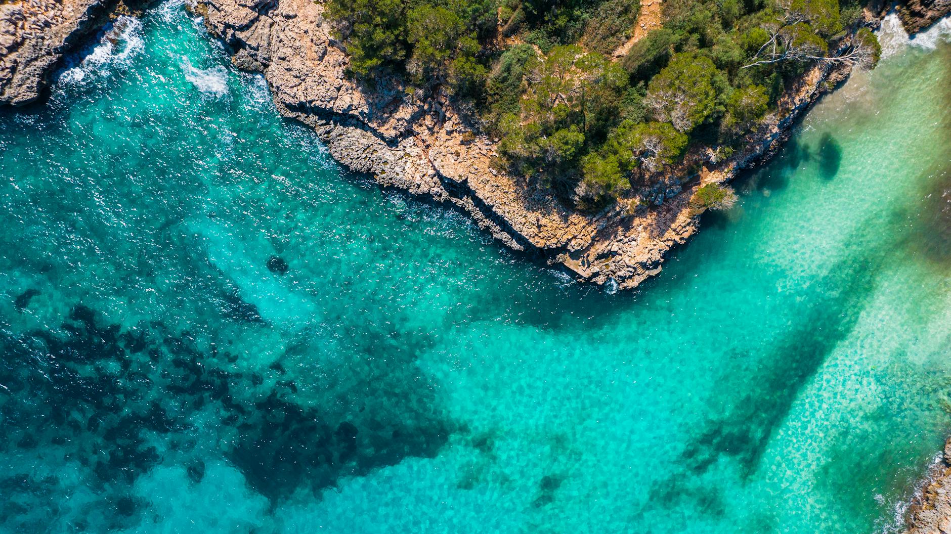 Casas de piedra del pueblo de Deià entre montañas y olivos en Mallorca