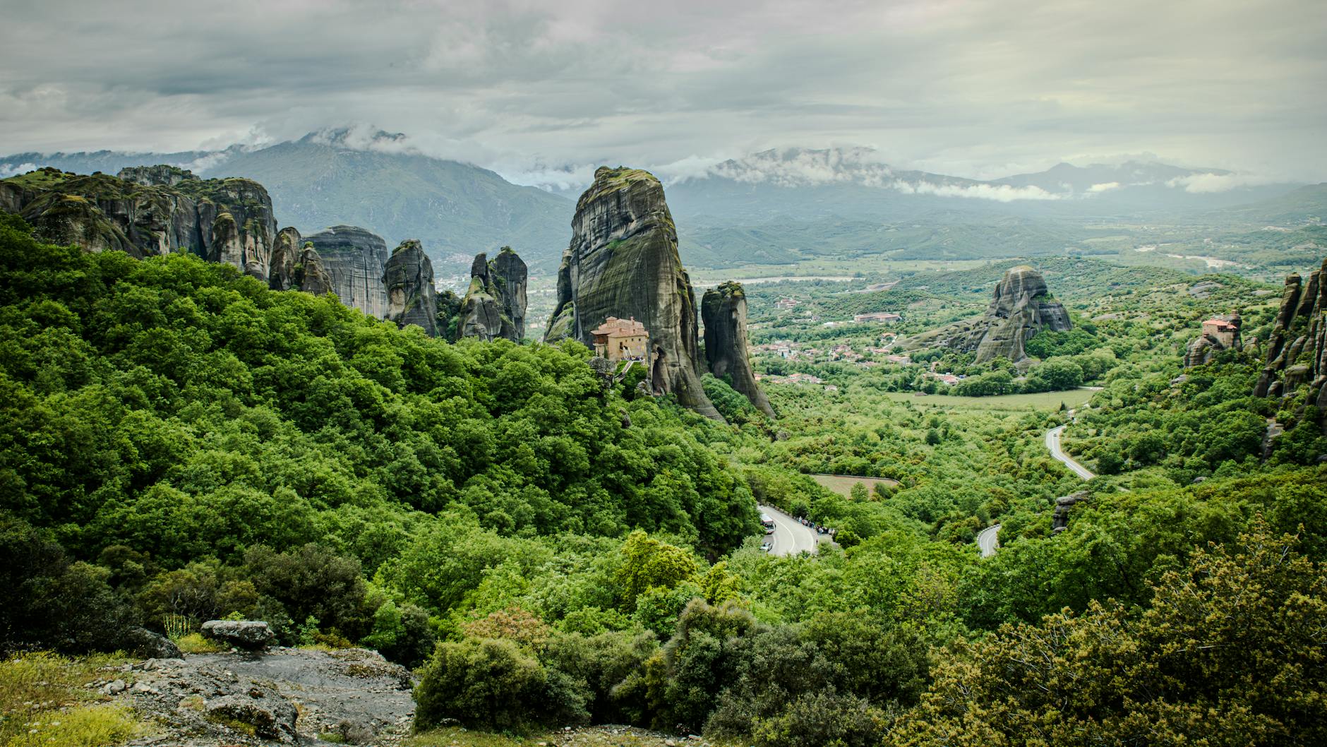 Interior de un monasterio ortodoxo en Meteora con frescos y velas encendidas