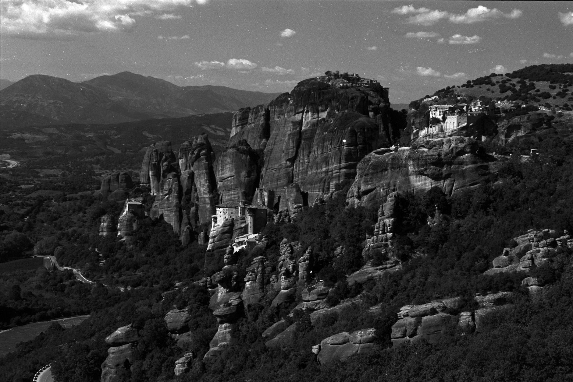 Monasterios de Meteora construidos sobre enormes formaciones rocosas en Grecia
