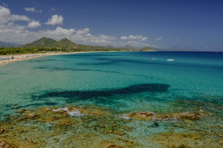 Aguas turquesas y arena blanca de una playa de Cerdeña en verano