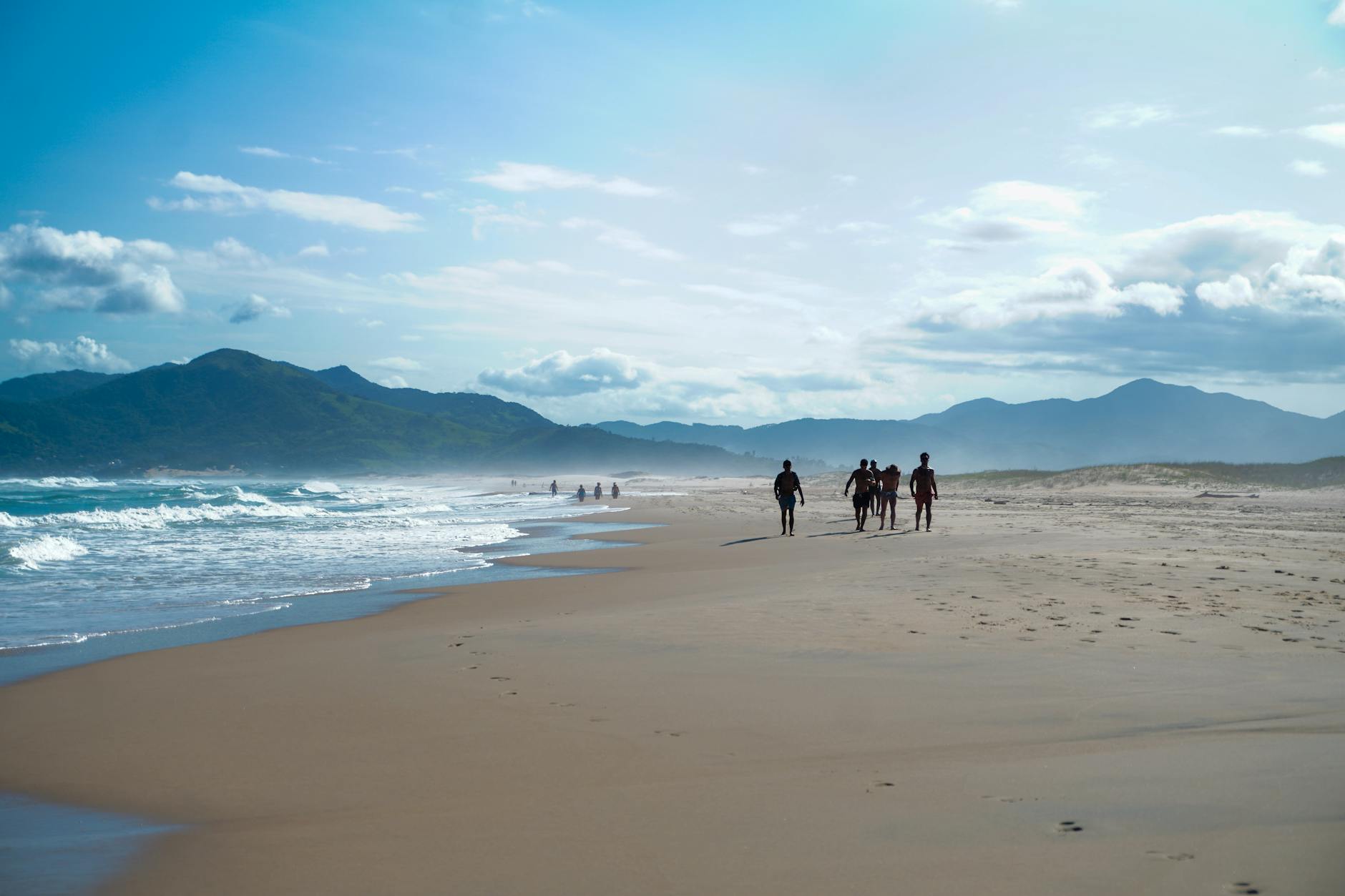 Laguna de Conceição con aguas tranquilas y colinas verdes al fondo en Florianópolis