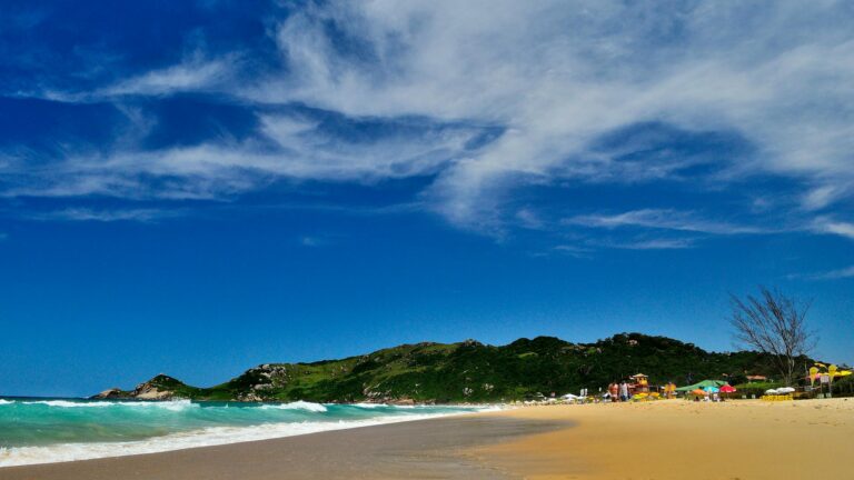 Dunas de arena y mar azul en la playa Joaquina de Florianópolis
