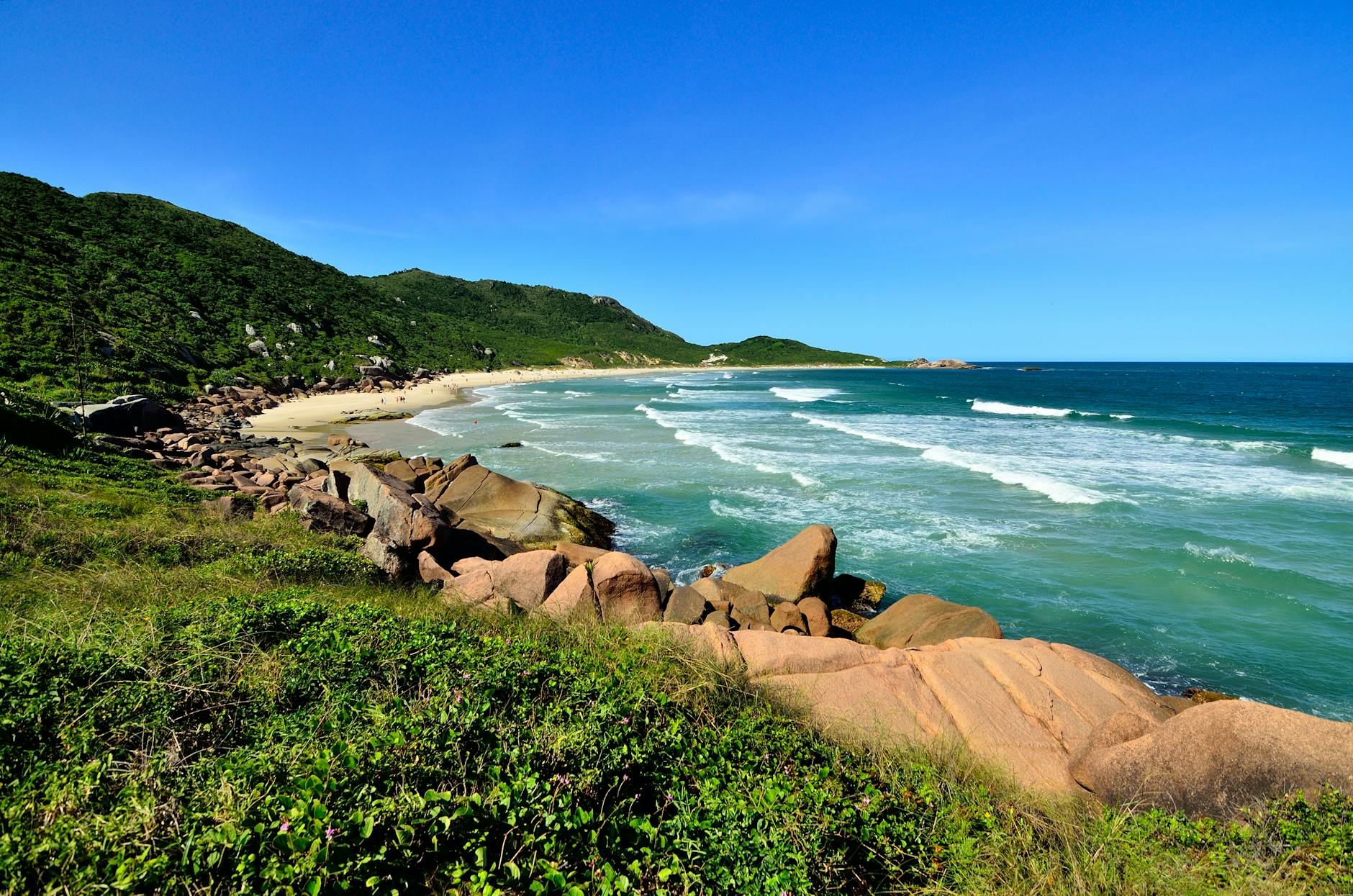 Aguas turquesas y arena blanca de la playa de Campeche en Florianópolis