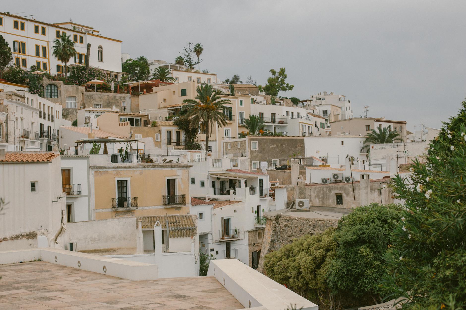 Calles blancas del casco histórico de Ibiza en invierno sin turistas