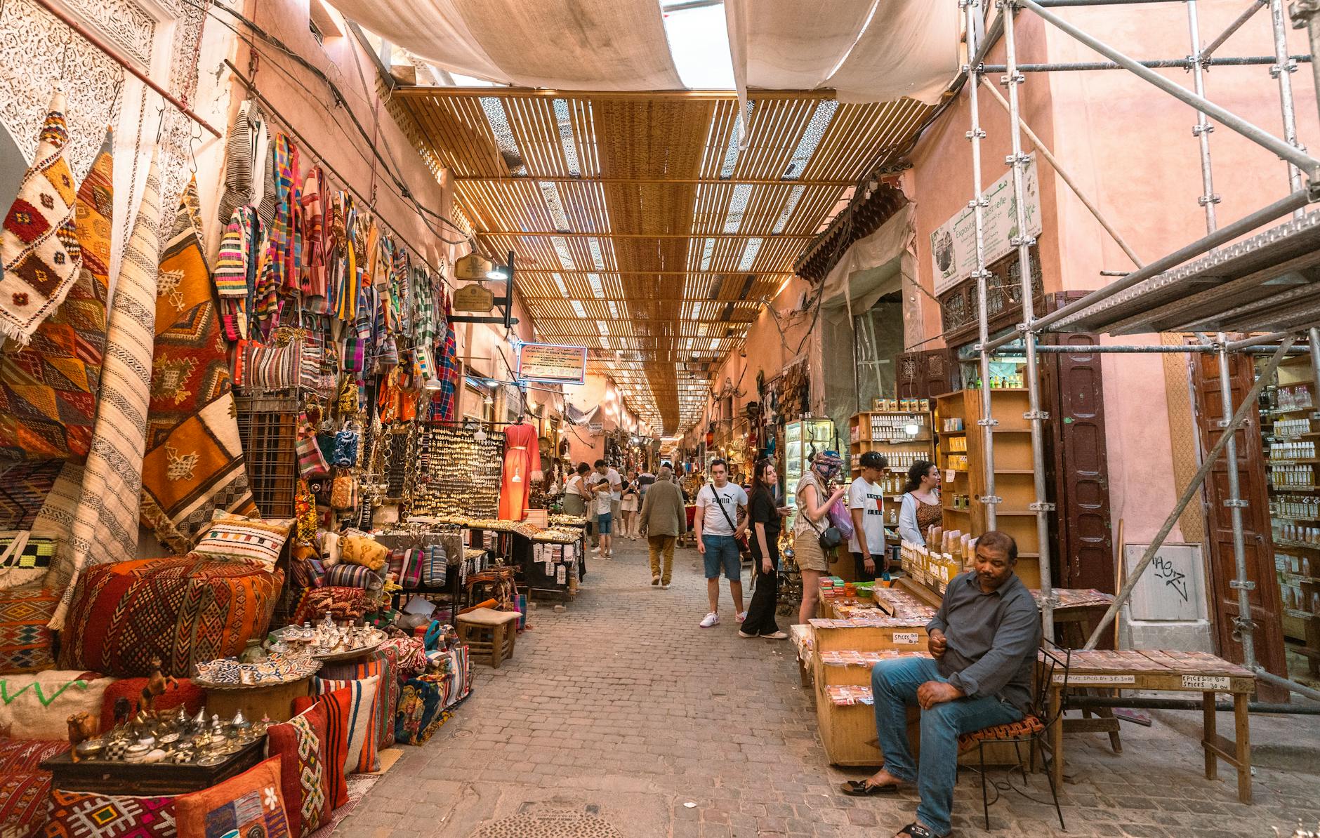 Montones de especias coloridas en un puesto del zoco de Marrakech
