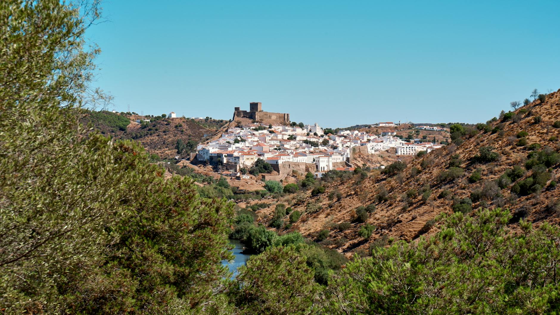 Vista del pueblo medieval de Monsaraz con sus murallas blancas sobre una colina en el Alentejo portugués