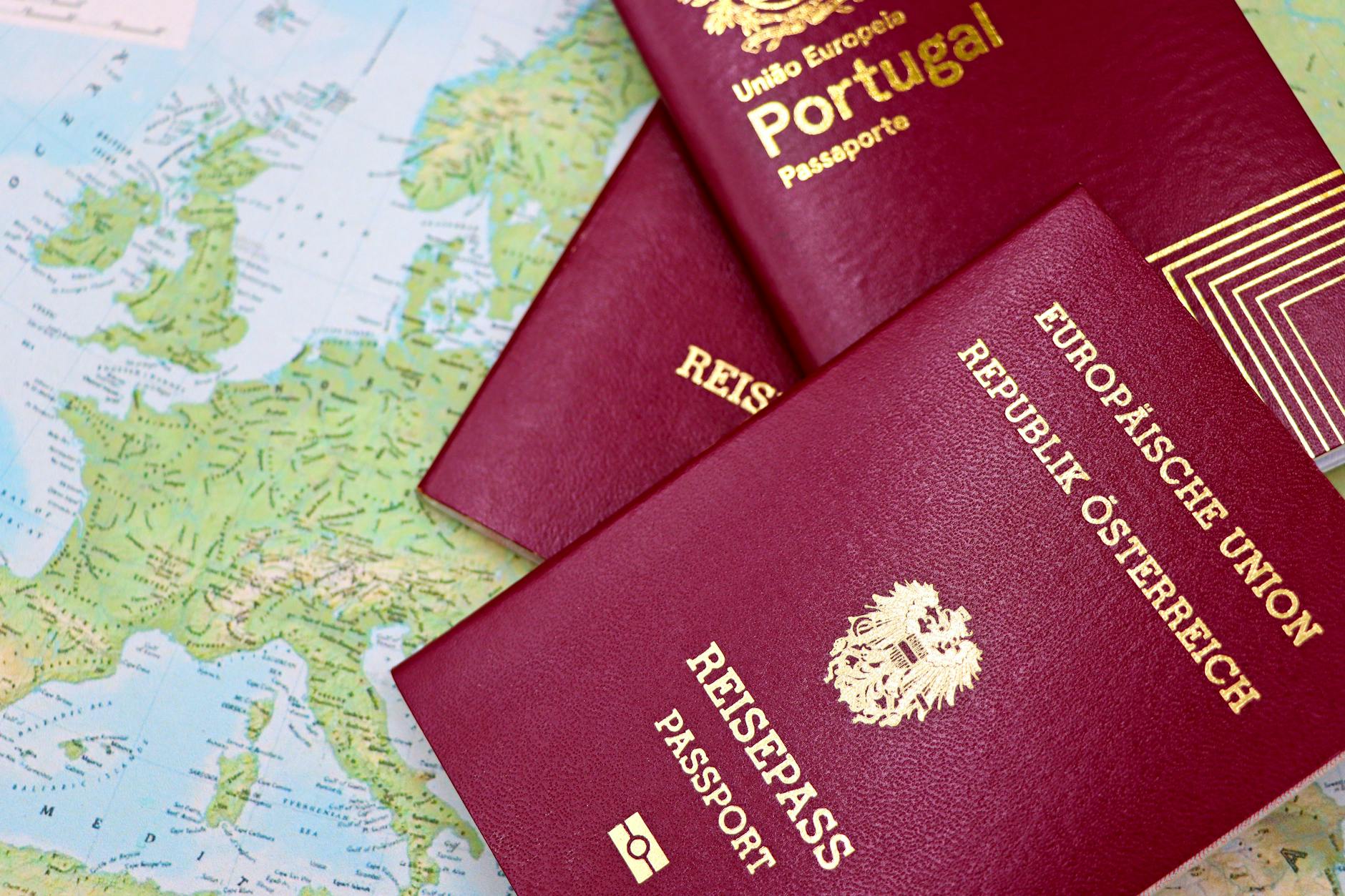 Viajera buscando su maleta perdida en un aeropuerto internacional