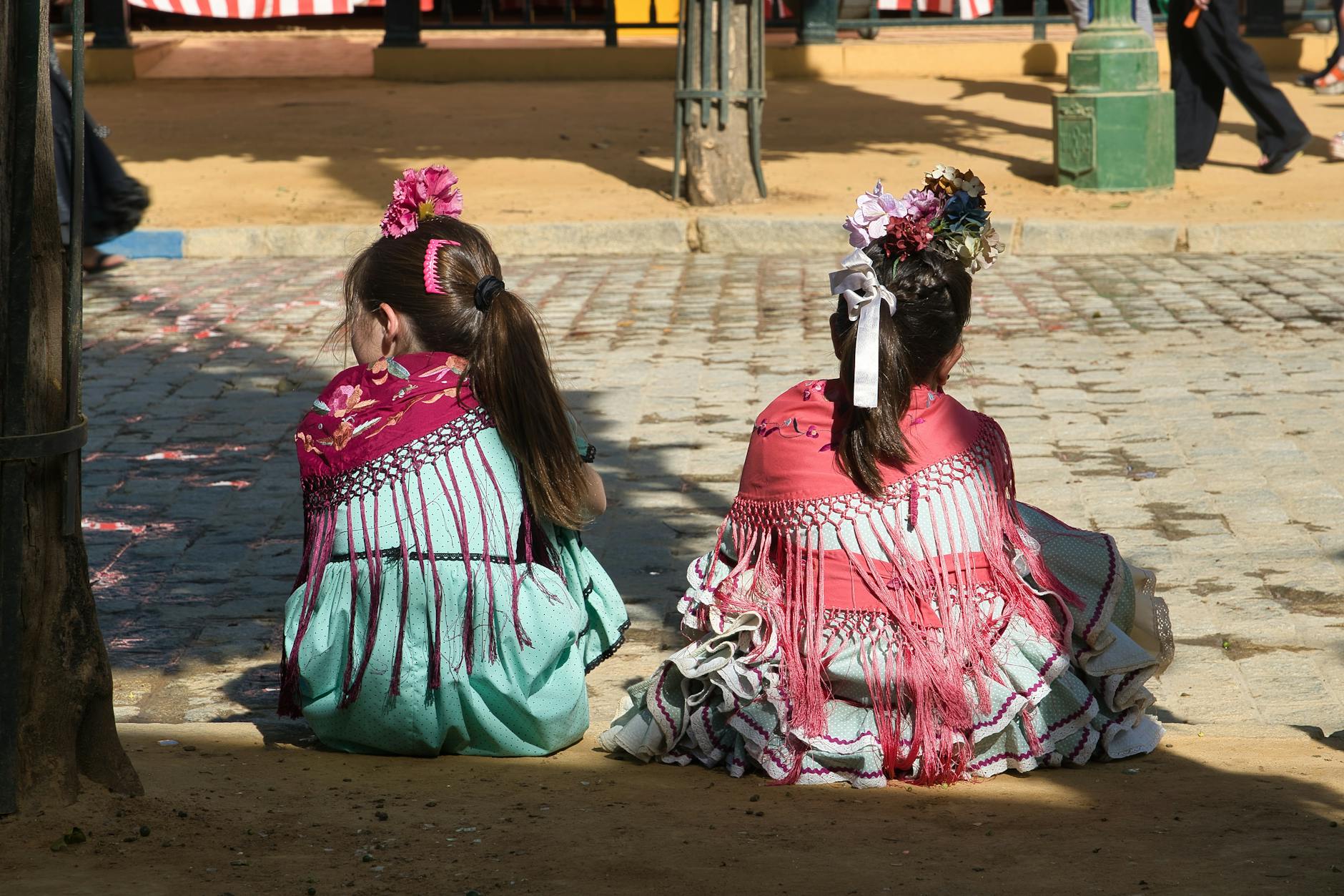 Callejuelas estrechas y floridas del barrio de Santa Cruz en Sevilla