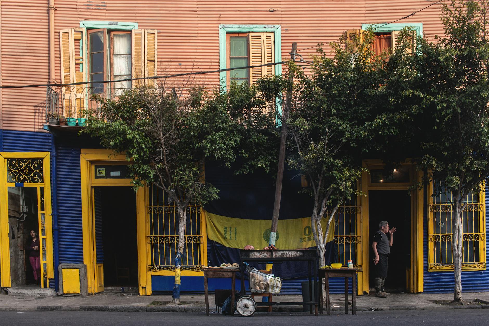 Calle arbolada de Palermo con terrazas y cafés de Buenos Aires